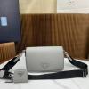 PD2VD059HS-GH　プラダ PRADA 2025年最新入荷 サフィアーノレザー ショルダーバッグ メッセージバッグ メンズ