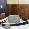 PD2VH170HS-GH　プラダ PRADA 2025年最新入荷 メンズ サフィアーノレザー ショルダーバッグ メッセージバッグ