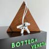 BOV807068P-99　ボッテガヴェネタ BOTTEGAVENETA 2025年最新入荷 ドッグチャーム イントレチャートナッパレザー