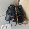 VT22071BBK-99　ヴァレンティノ Valentino 2025年最新入荷 Ｖロゴ シグネチャー チェーン ミニ バケットバッグ ショルダーバッグ ラフィア