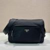 PD2VH191BK-99　プラダ PRADA 2025年新作 ラージ Re-Nylon サフィアーノレザー ショルダーバッグ メンズ