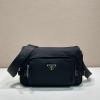 PD2VH192BK-99　プラダ PRADA 2025年新作 ミディアム Re-Nylon サフィアーノレザー ショルダーバッグ メンズ
