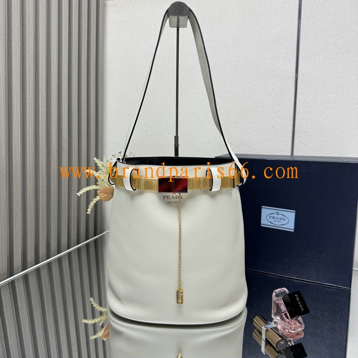 PD1BE085BS-99　プラダ PRADA 2025年新作 バックル 装飾ベルト付 レザー バケットバッグ ショルダーバッグ レディース