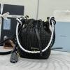 PD1BE068BBK-99　プラダ PRADA 2025年新作 バケットバッグ ドローストリングバッグ ショルダーバッグ レディース