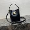 CE119173PBK-99　セリーヌ CELINE 2025年最新入荷 スモール ルイーズ バッグ バケットバッグ ショルダーバッグ スムースカーフスキン
