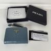 PD1ML018PJZL-GH　プラダ PRADA 2025年新作 2つ折り短財布 ショートウォレット カード入れ 小銭入れ ソフトルックスレザー