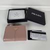 PD1ML018PJFH-GH　プラダ PRADA 2025年新作 2つ折り短財布 ショートウォレット カード入れ 小銭入れ ソフトルックスレザー