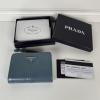 PD1ML018PYZL-GH　プラダ PRADA 2025年新作 2つ折り短財布 ショートウォレット カード入れ 小銭入れ ソフトルックスレザー 