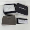 PD1ML018PYHS-GH　プラダ PRADA 2025年新作 2つ折り短財布 ショートウォレット カード入れ 小銭入れ ソフトルックスレザー 