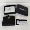 PD1ML050LBK-GH　プラダ PRADA 2025年新作 2つ折り短財布 ショートウォレット カード入れ 小銭入れ レザー 