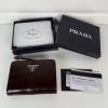 PD1ML018PYKF-GH　プラダ PRADA 2025年新作 2つ折り短財布 ショートウォレット カード入れ 小銭入れ ソフトルックスレザー 
