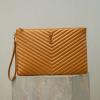 YSL440222JZ-GH　イヴサンローラン Saint laurent YSL 2025年新作 モノグラム タブレットポーチ 手持ちかばん クラッチバッグ キルティングレザー