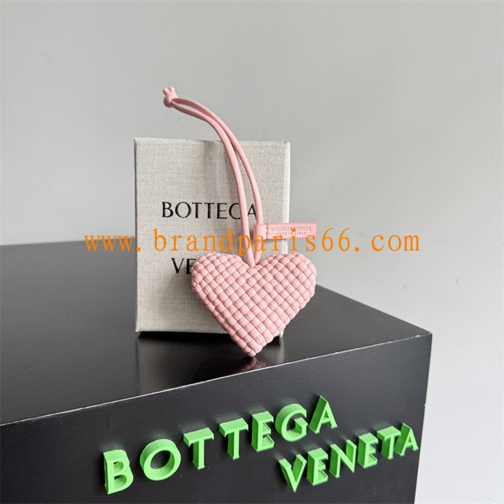 BOV844701FH-025　ボッテガヴェネタ BOTTEGAVENETA 2025年新作 ハート バッグチャーム キーホルダー レザー