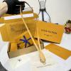 M03689-057　ルイヴィトン LOUISVUITTON 2026年 キーホルダー LV クロッシュ バッグチャーム キーリング
